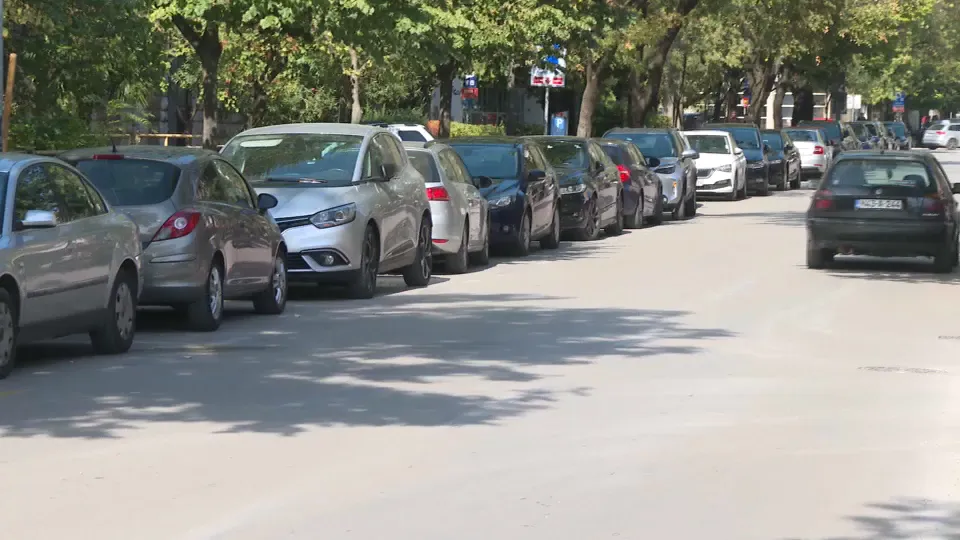 Kružiti, čekati ili improvizirati: Noćna mora zvana parking u Mostaru, javne garaže još uvijek samo "na papiru"