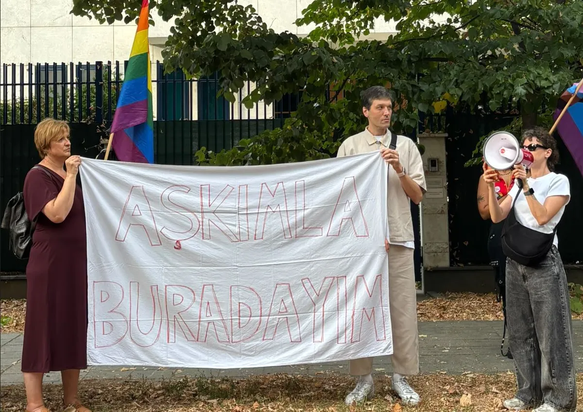 Grupa aktivista u Sarajevu podržala LGBTIQ+ zajednicu u Turskoj u jeku masovnih privođenja i pritiska vlasti