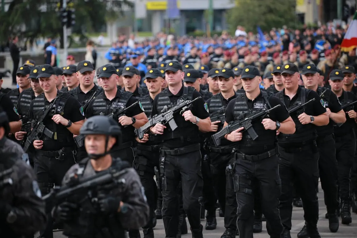 Pogledajte kako je izgledao veličanstveni defile na ulicama Sarajeva: 1.500 policajaca i veterani prošetali pod zastavama BiH