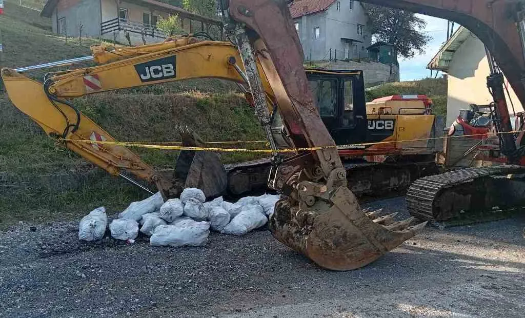 Velika policijska akcija u Kalesiji i Banovićima: Oduzeto 16 mašina, oružje i 115.900 KM zbog ilegalnog kopa uglja