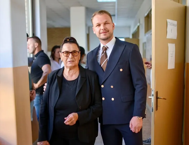 Stanivuković na glasanje stigao s bakom Gospom