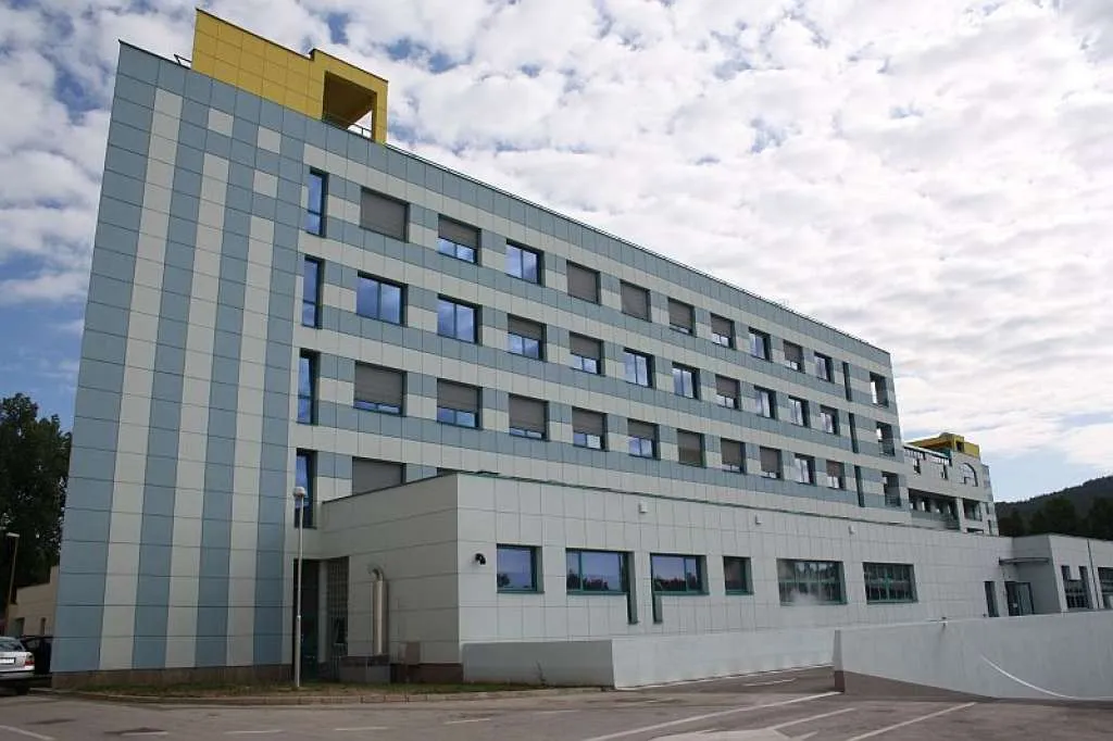 Dvoje povrijeđenih u požaru u staračkom domu u Lukavcu u teškom stanju, jedan pacijent na respiratoru