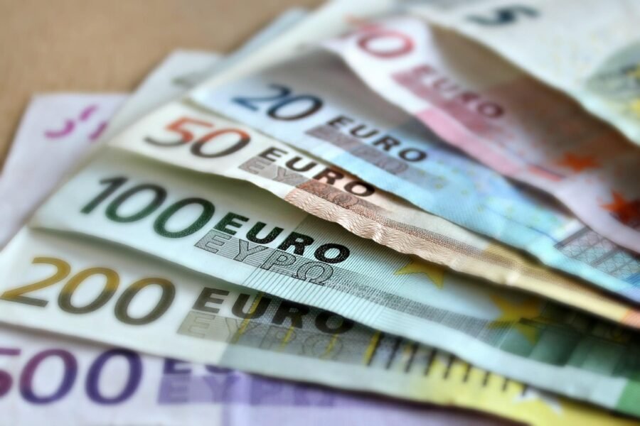 Crna Gora od januara povećava plate: Minimalna će iznositi 1.000 eura dok će penzije biti iznad 500 eura