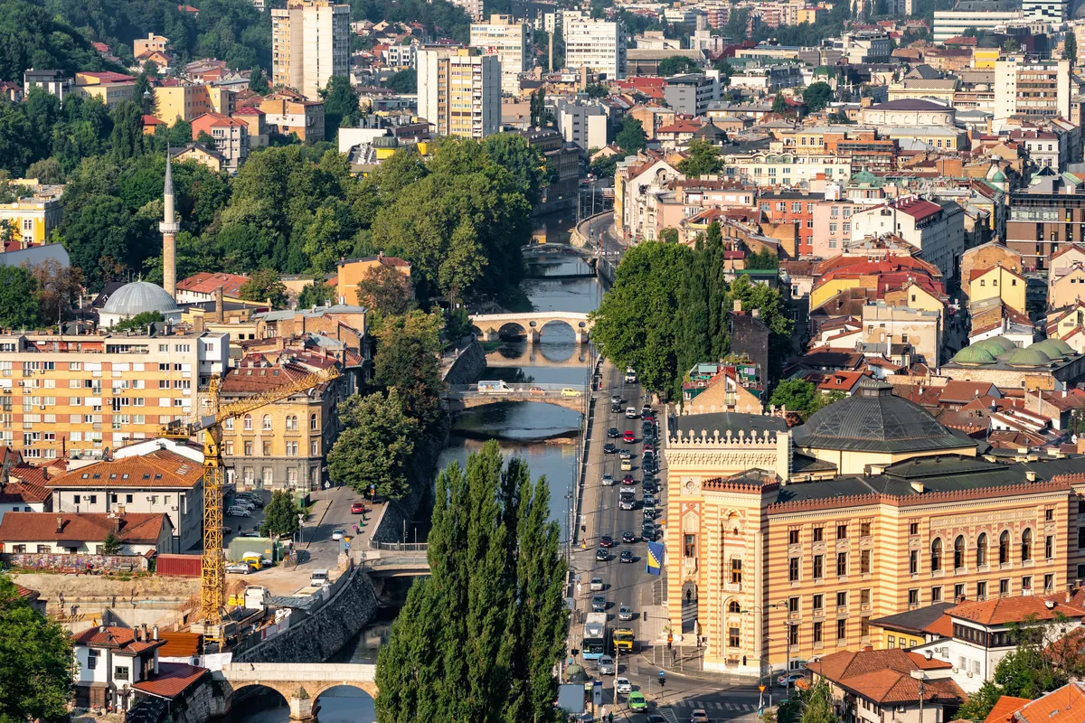 Komunalni kolaps u Sarajevu: Izvorište Bačevo presušuje, pumpe se u rezervoarima ručno pale, a građani danima bez kapi vode