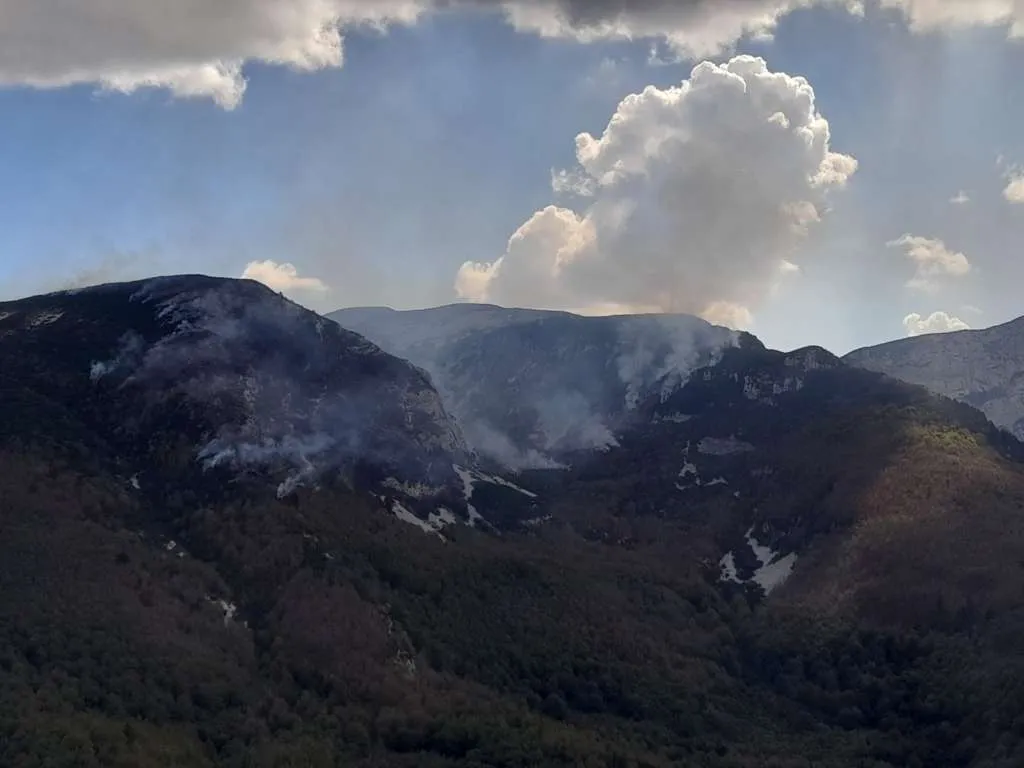 Nastavljeno gašenje požara na području Blidinja: Helikopter Oružanih snaga BiH samo jutros izbacio 11.000 litara vode