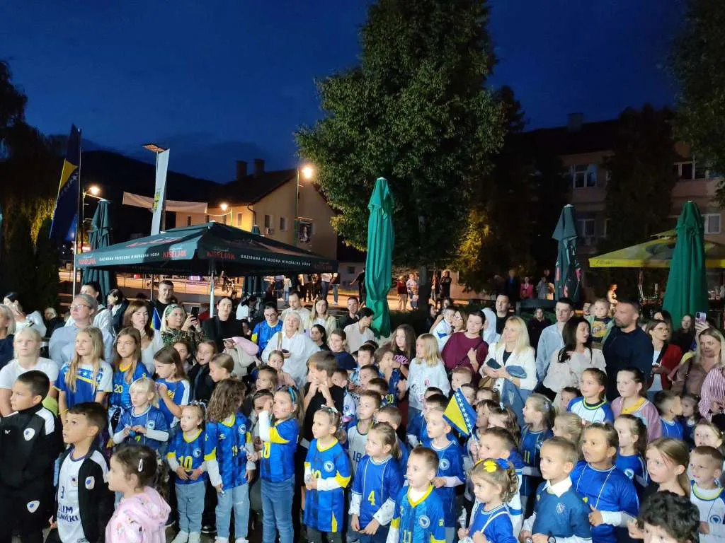 Performans najmlađih Goraždana na spomeniku ubijenoj djeci – Svjetlost koja pobjeđuje mrak