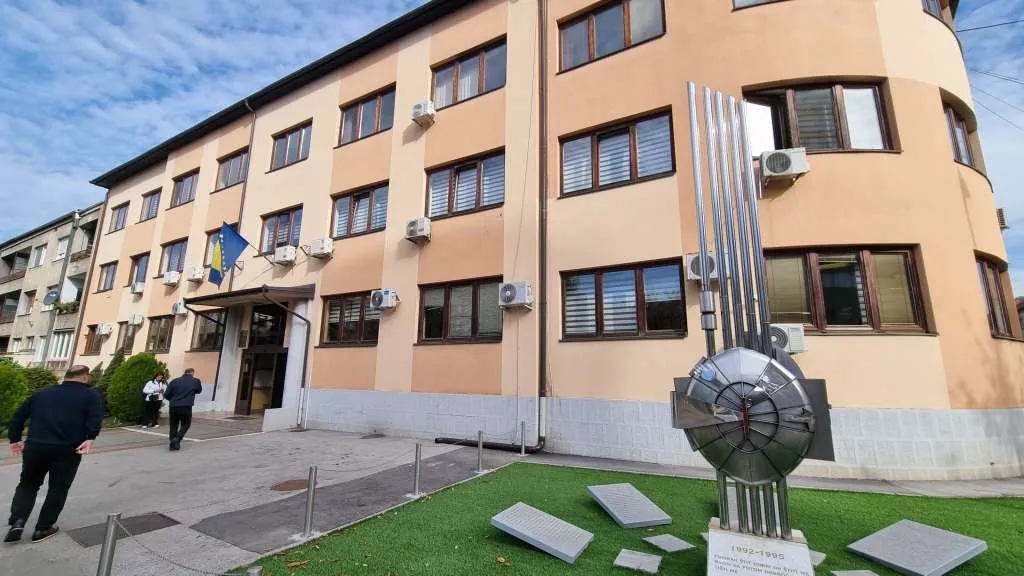 Kod Živinica vozač traktora poginuo nakon udara voza