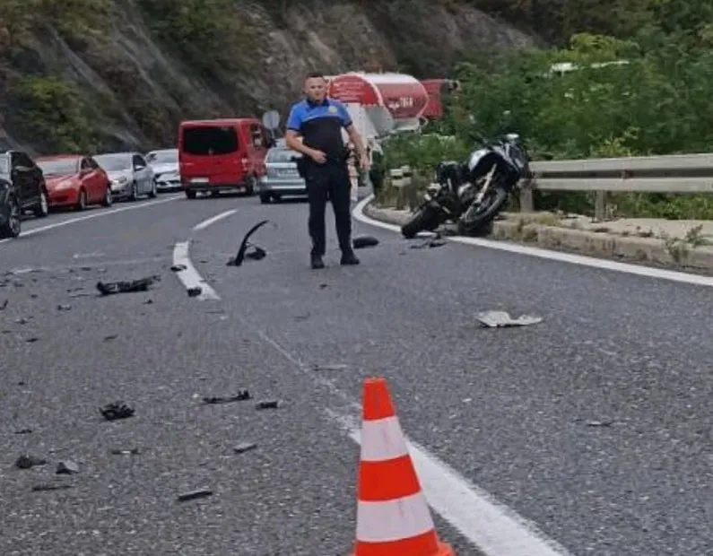 Teška saobraćajna nesreća na putu Konjic-Bradina: Motociklista zadobio povrede, prevezen u bolnicu