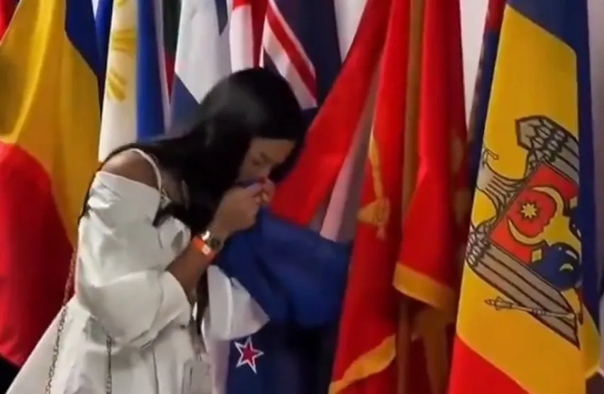Veliki gaf srbijanske ambasadorice: Poljubila zastavu Nizozemske misleći da je srbijanska, pa pokazala tri prsta