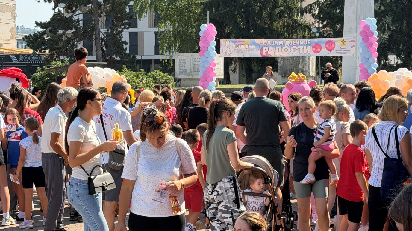 DOBOJ Šesti “Sajam dječije radosti” u Doboju: predstavilo se oko 30 udruženja, u gradu blizu 840 višečlanih porodica FOTO