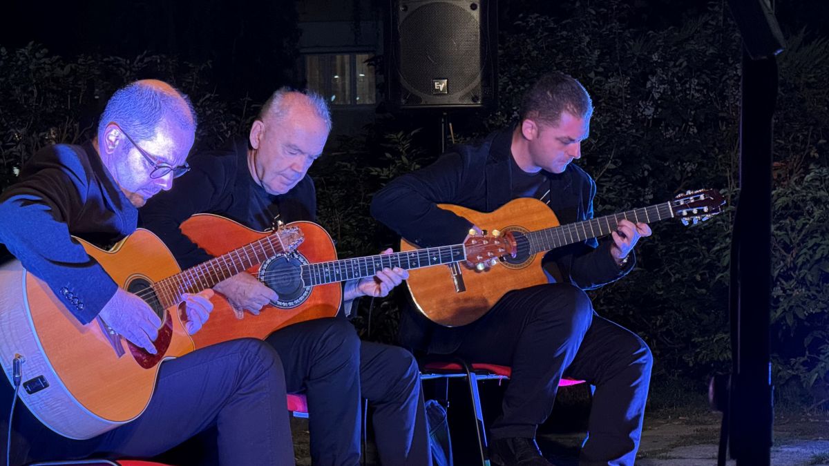 DOBOJ Koncertom porodičnog gitarskog benda “TRIO BALKANSKE ŽICE” otvorena kulturna scena FOTO