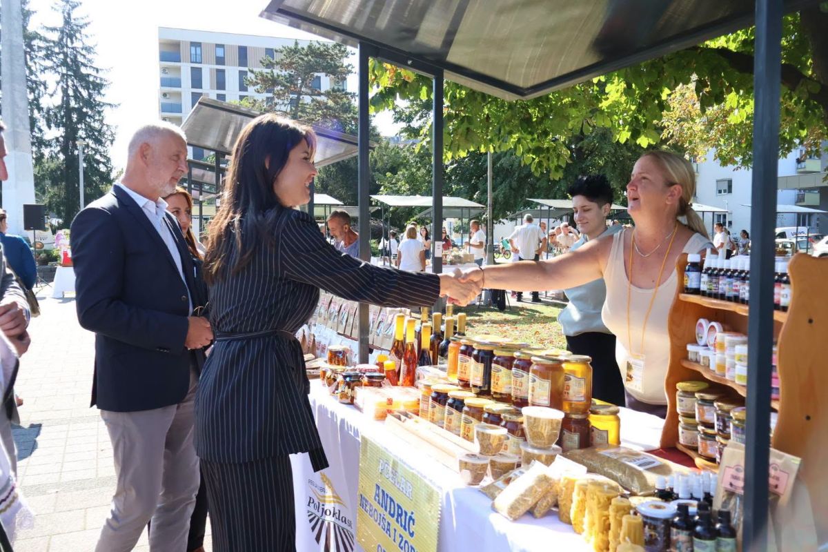 DOBOJ Sedmi poljoprivredni sajam klastera „Poljoklast“ okupio više od 50 izlagača FOTO