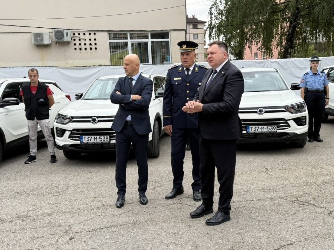 Policijska uprava Doboj opremljenija za 35 vozila, ključeve uručio ministar Budimir FOTO