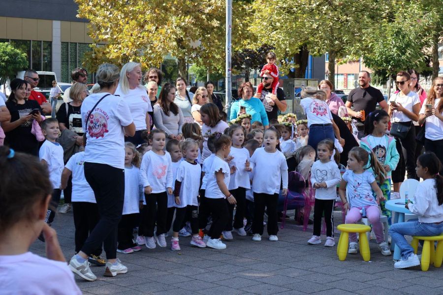 DOBOJ Veliki broj dobojske dječice na današnjem “Susretu beba” FOTO