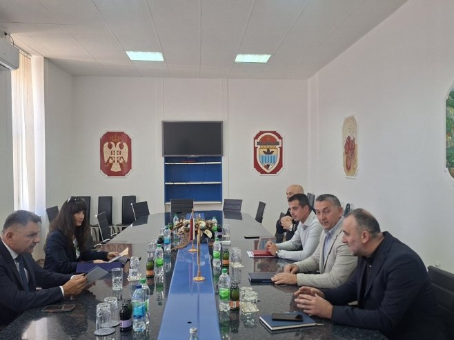 Ministar Bubić u Ljubinju, sastanak sa načelnikom i lokalnim privrednicima