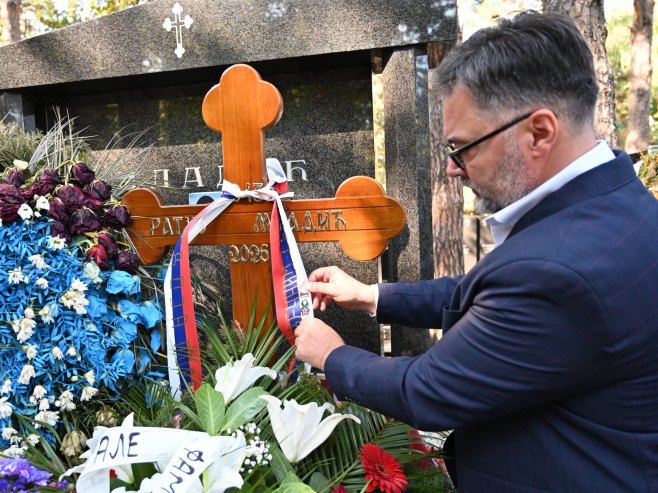 Košarac položio vijenac, broš Natalijina Ramonda i značku sa zastavom Srpske na grob generala Mladića