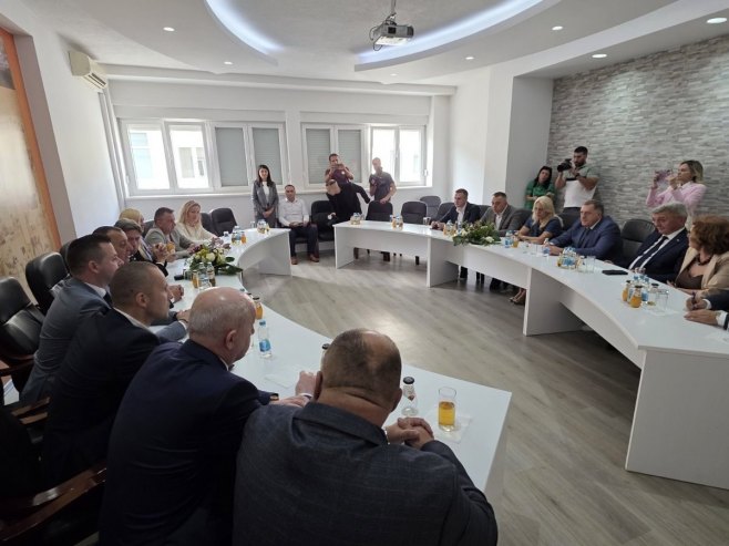Minić, Cvijanović i Dodik u posjeti Univerzitetskoj bolnici Foča (FOTO)