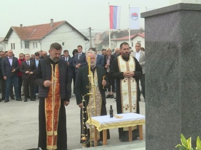 Istočno Sarajevo proslavilo Dan grada: u Novom Zejtinliku položeno cvijeće pokopanim borcima