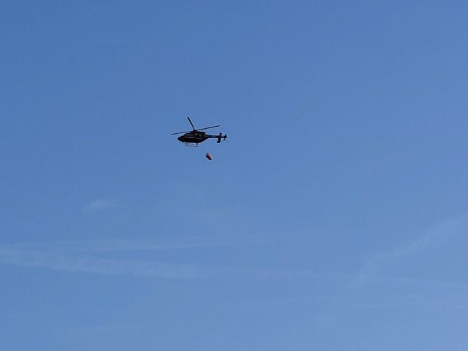 Helikopter Oružanih snaga i danas gasi požar na Čvrsnici