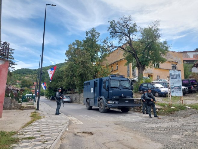 U Banjskoj zapaljene svijeće na mjestu pogibije Stefana Nedeljkovića
