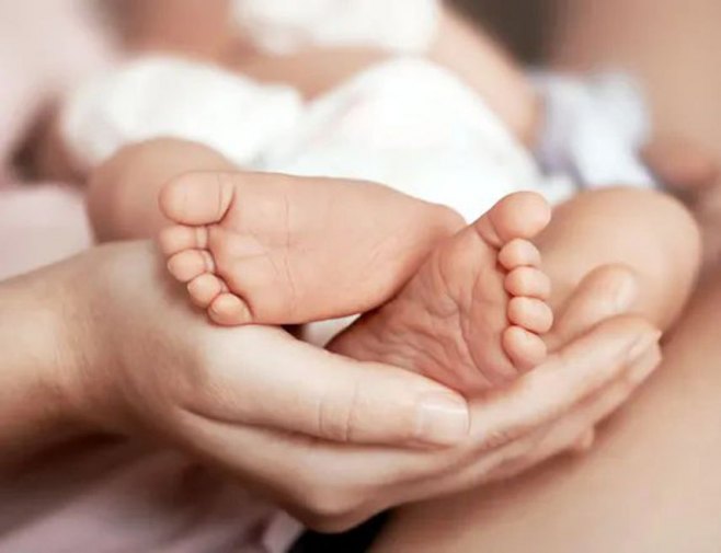 Majkama beba više od 21.000 evra bespovratne pomoći za kupovinu kuće sa okućnicom