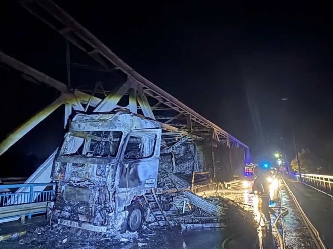 UIO: Na mostu na Rači izgorio kamion, vozači da koriste druge prelaze
