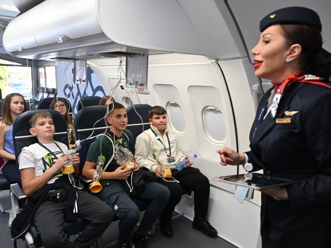 Grupa djeca sa Kosova i Metohije prvi put letjela avionom