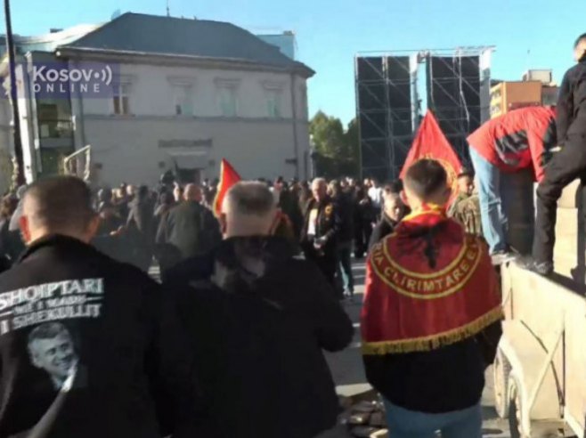 Sukob policije i pristalica terorističke OVK ispred skupštine u Prištini (VIDEO)