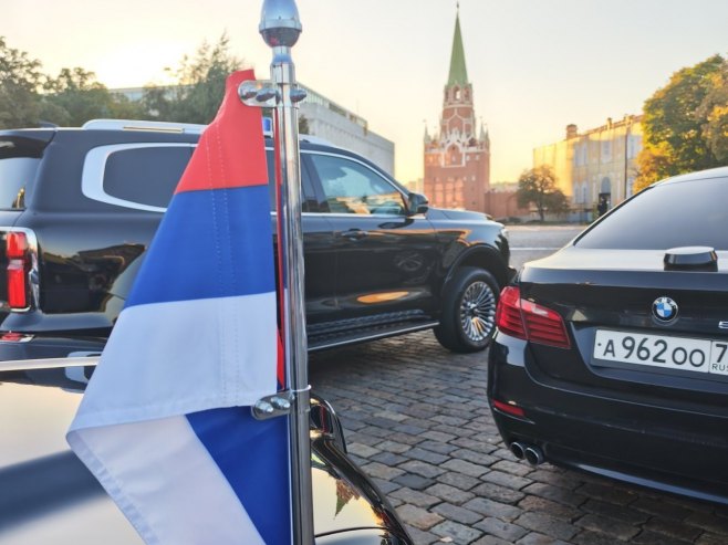Srpska predstavljena svojom zastavom na sastanku u Kremlju i na automobilima delegacije (FOTO)