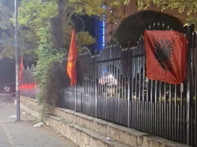 Lipljan postavio zastavu tzv. OVK: Na zgradi opštine ispred sudske presude četvorici bivših vođa