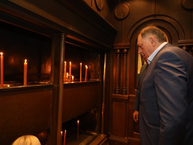 Rukovodstvo Srpske zapalilo svijeće kao blagodarnost Bogu za sve i za srpski pravoslavni narod (FOTO/VIDEO)