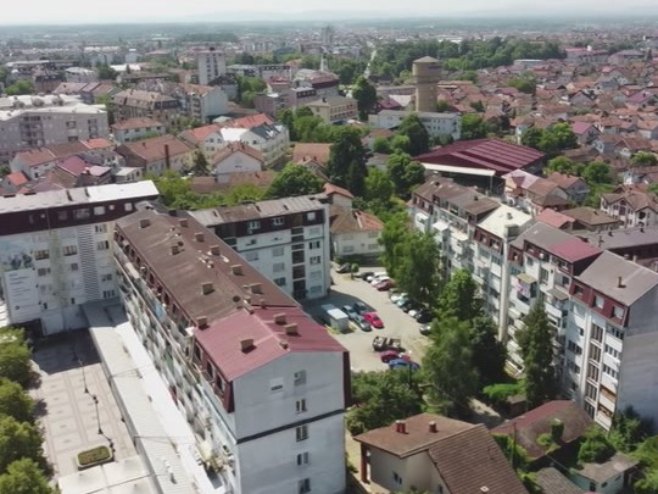 U dvorištu škole u Grčici grafiti "Srbe na vrbe" i "Nož kolac Јasenovac"