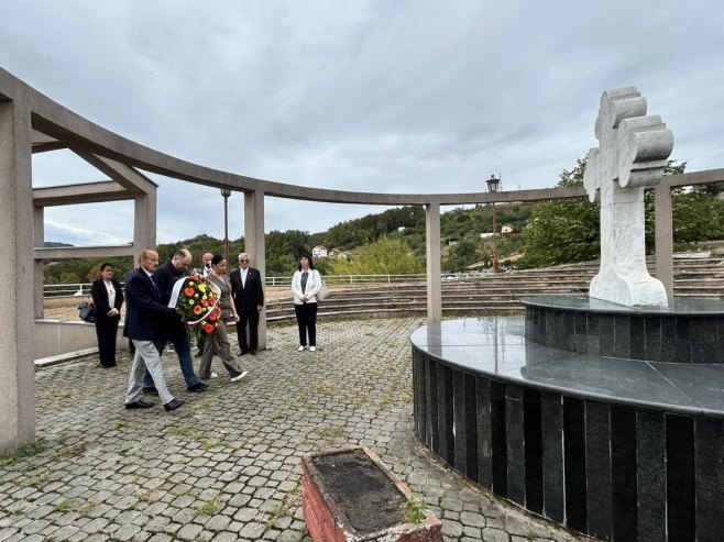 Povodom obilježavanja Dana nestalih i poginulih položeni vijenci na Spomen-kosturnici u Banjaluci
