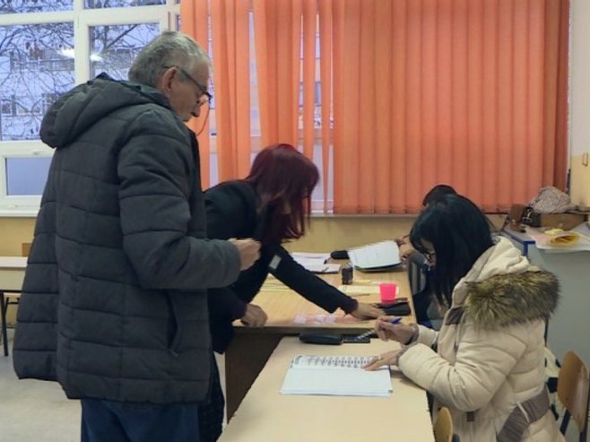 Čelić: Član biračkog odbora pisao po glasačkim listićima