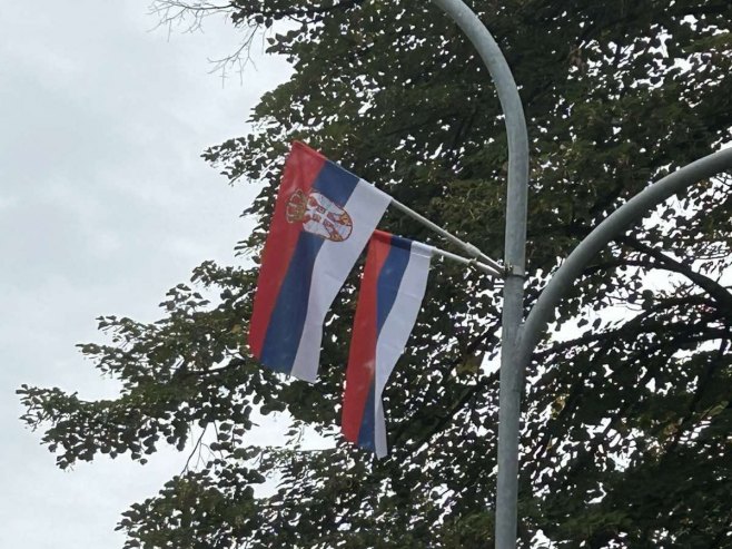 Ulice Banjaluke ukrašene zastavama Srpske i Srbije